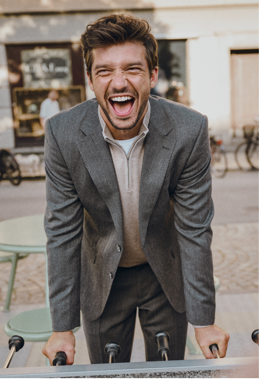 Gråmeleret jakkesæt til herre. Efterårsmoden 2025.