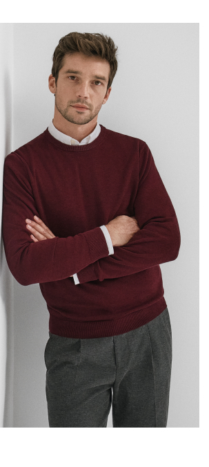 Viininpunainen neulepusero miehille.