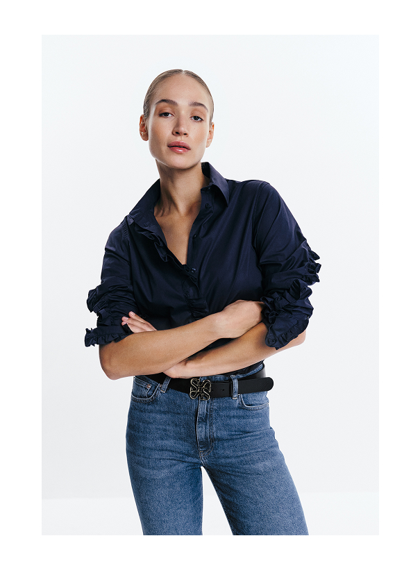 Naisten paita. Saatavana useina väreinä.