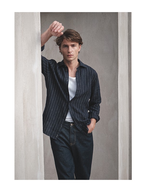 Tummansininen miesten pellavapaita MQ:lta.