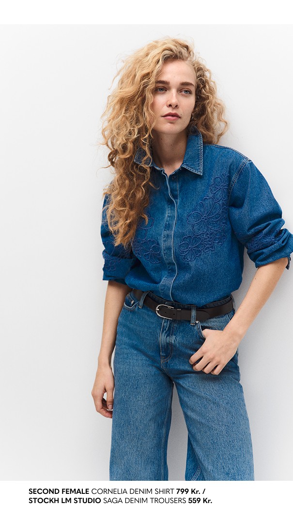 Denimskjorte til dame med fine blomster detaljer foran.