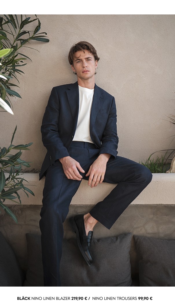 Poika tummansinisessä miesten pellavapuvussa MQ:lta.