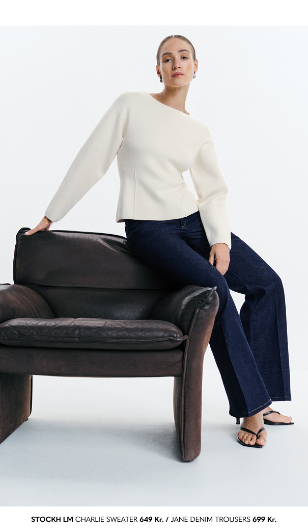Hvid trøje med talje og lange ærmer samt mørkeblå jeans fra Stockh lm.