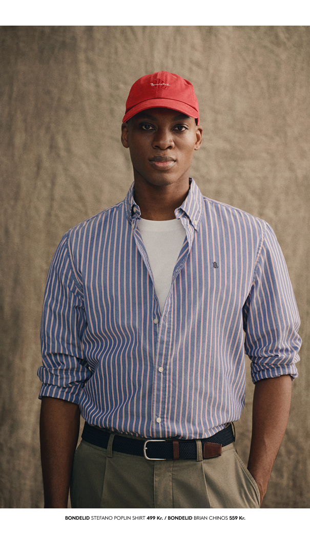 Herre i blå trøje med rød stribe fra bondelid. Over har han en blåstribet skjorte.