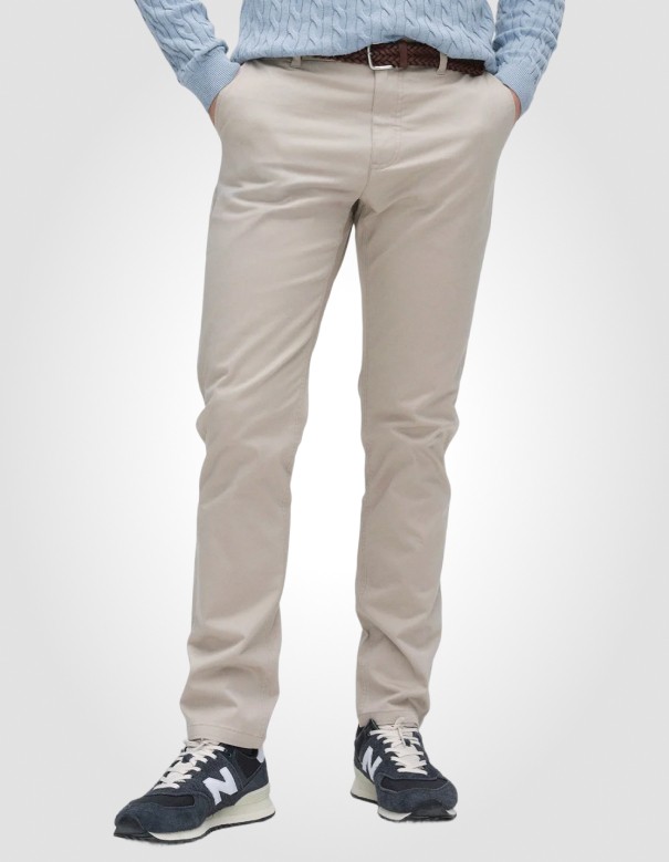 Vaaleat chino-housut miehille.