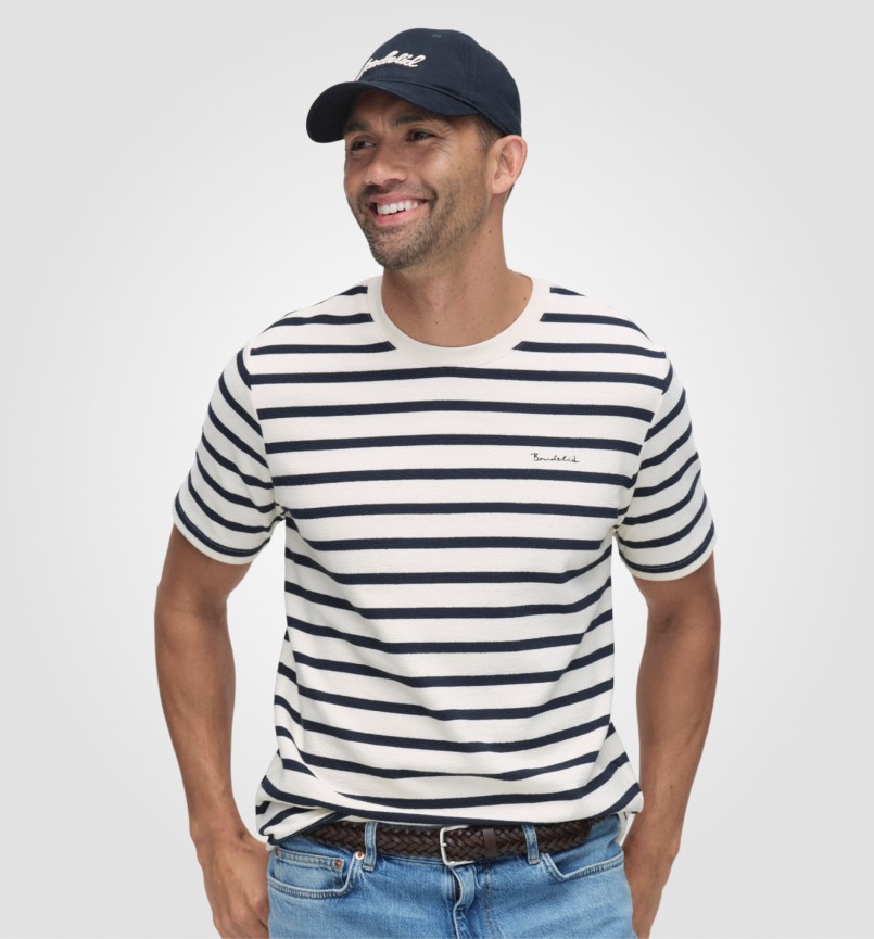Hvid t-shirt til herre med mørke striber fra mærket Bondelid.