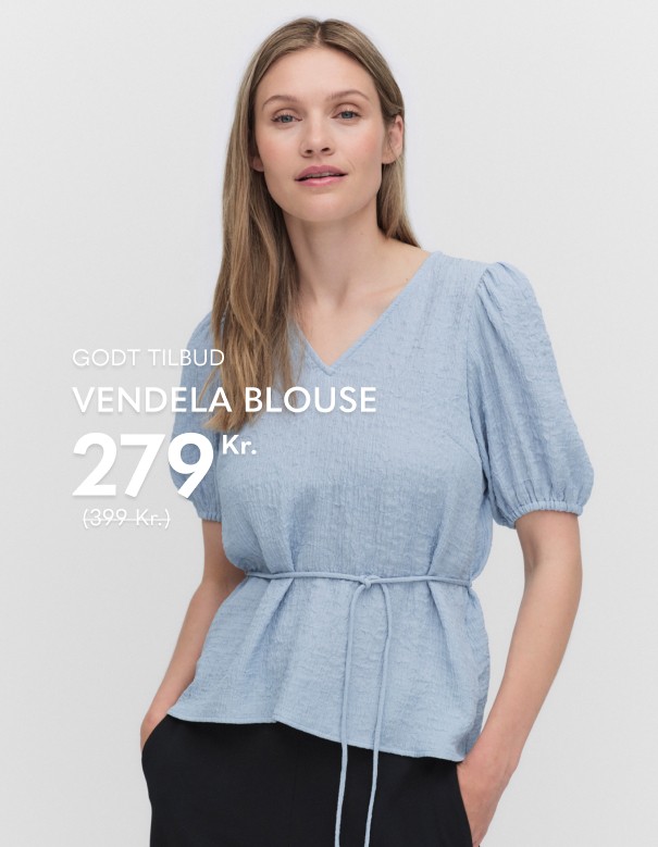 Lyseblå kortærmet bluse med v-hals og markeret talje med bindesnor.