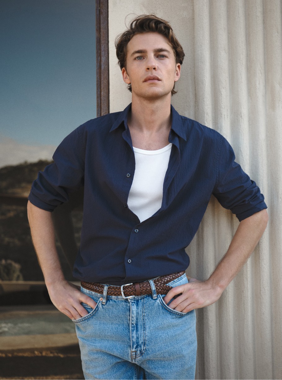 Tummansininen miesten pellavapaita MQ Marqet:lta.