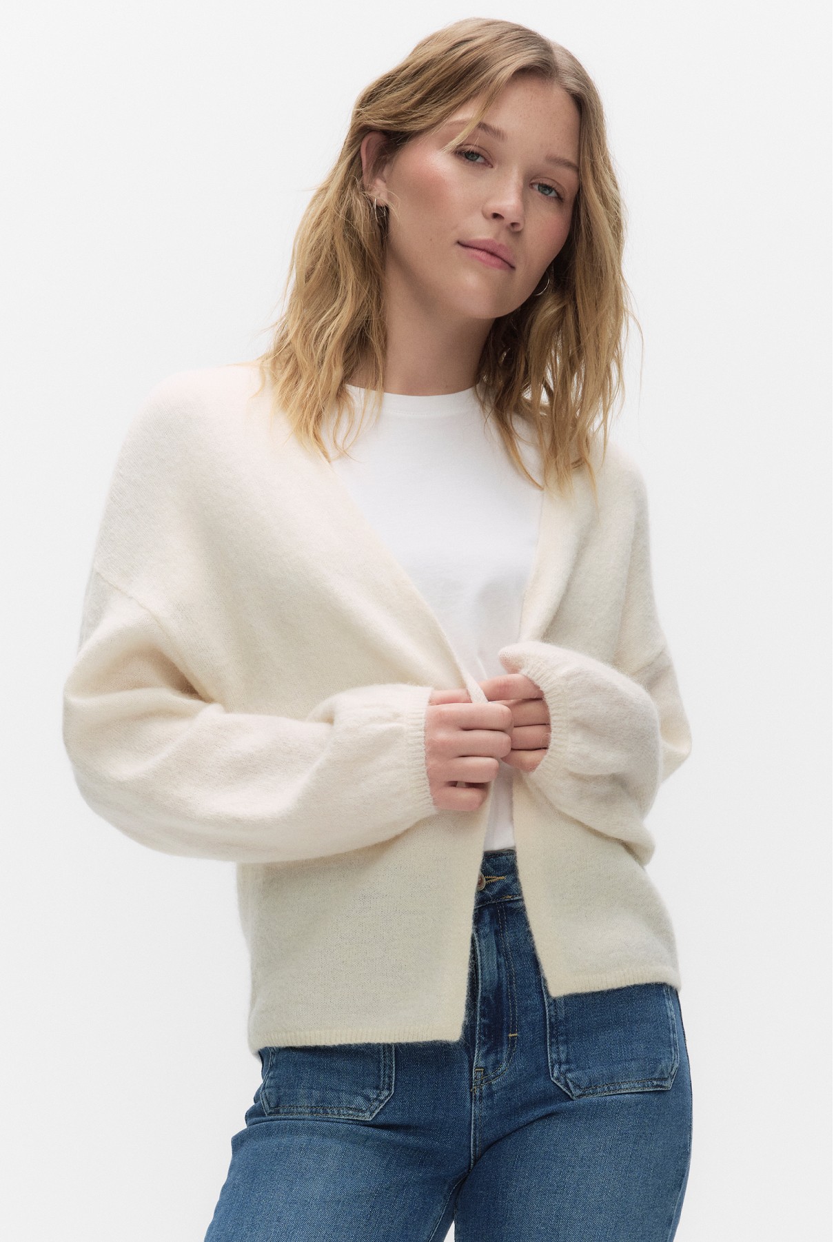 Valkoinen neulottu neuletakki naisille.