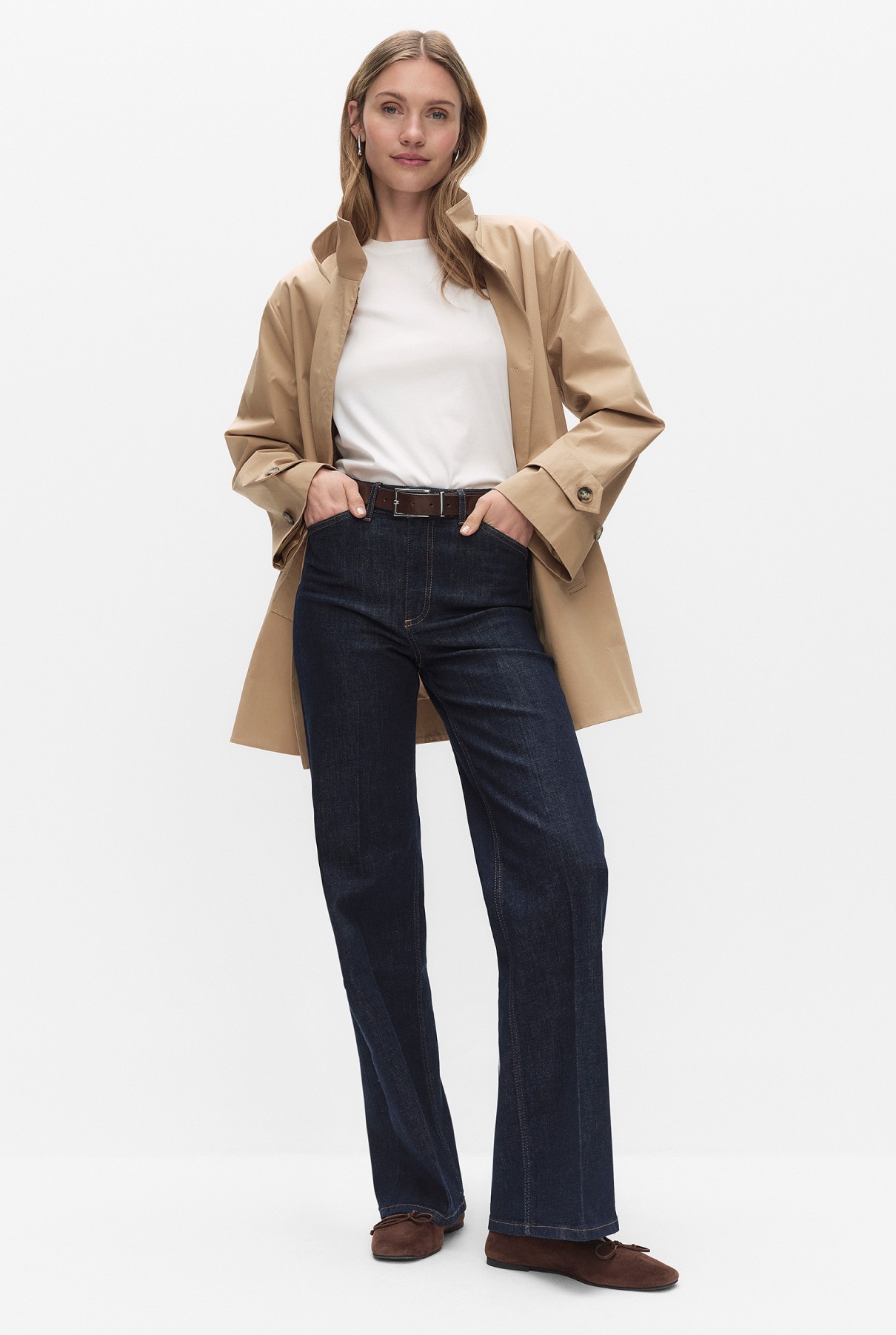 Tummansiniset farkut naisille.