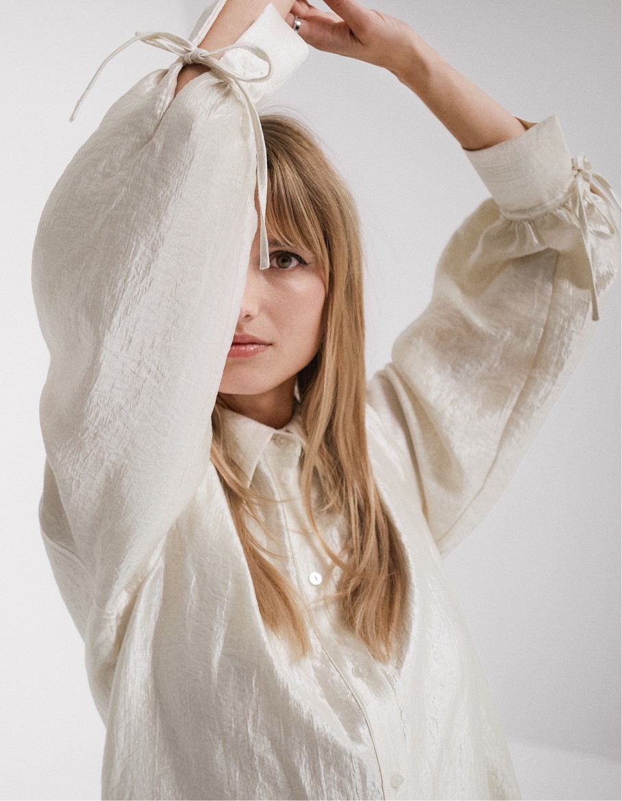 Raakavalkoinen kiiltävä naisten paita