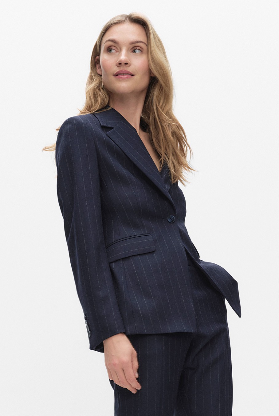 Löydä naisten bestsellerit. Carmen-bleiseri on kynsiviivainen bleiseri.