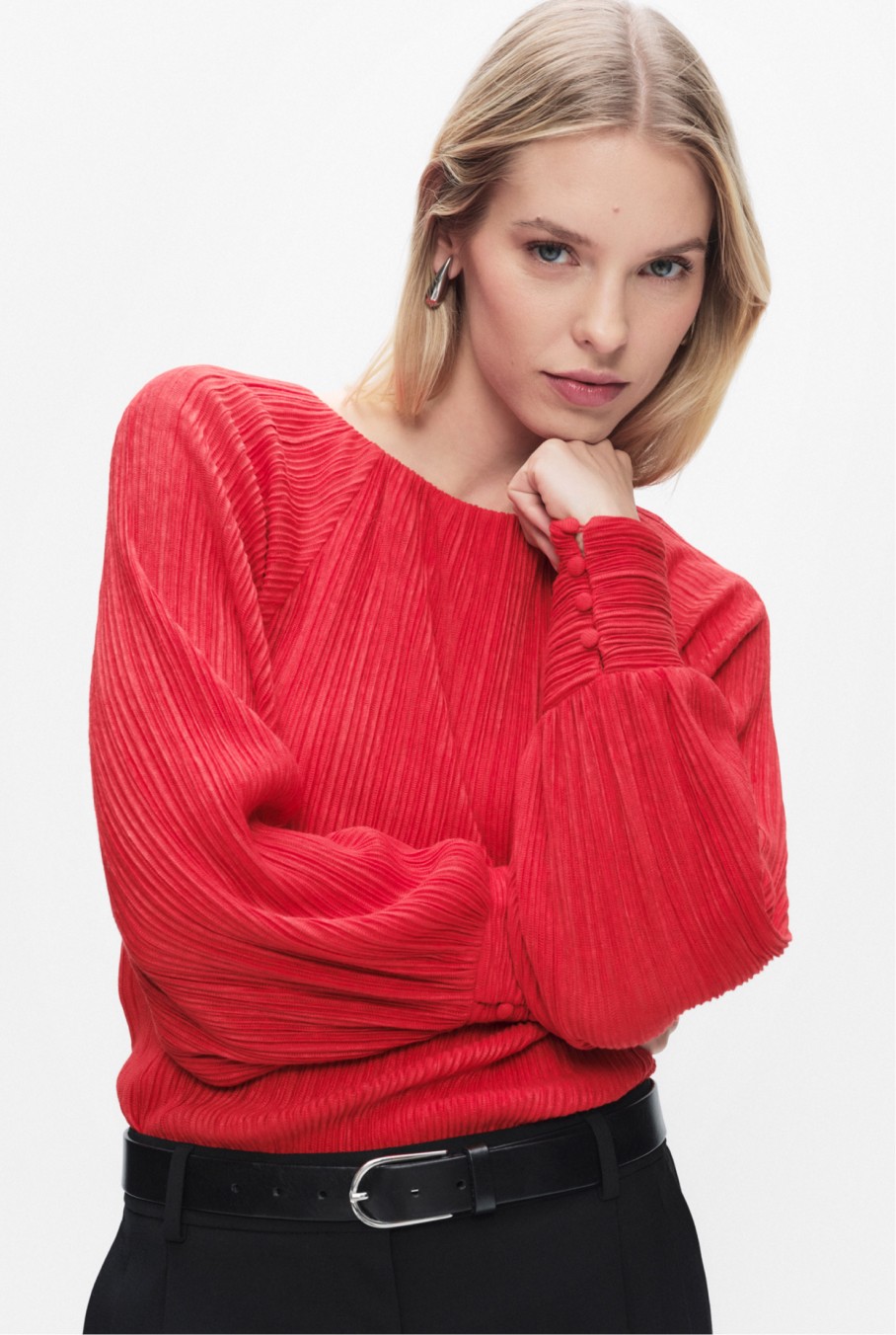 Festlig rød langærmet bluse.