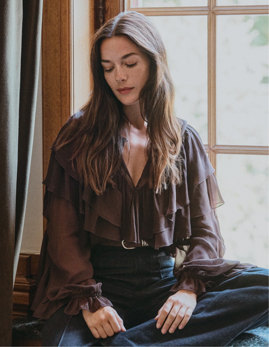 Brun bluse med flæser til dame.