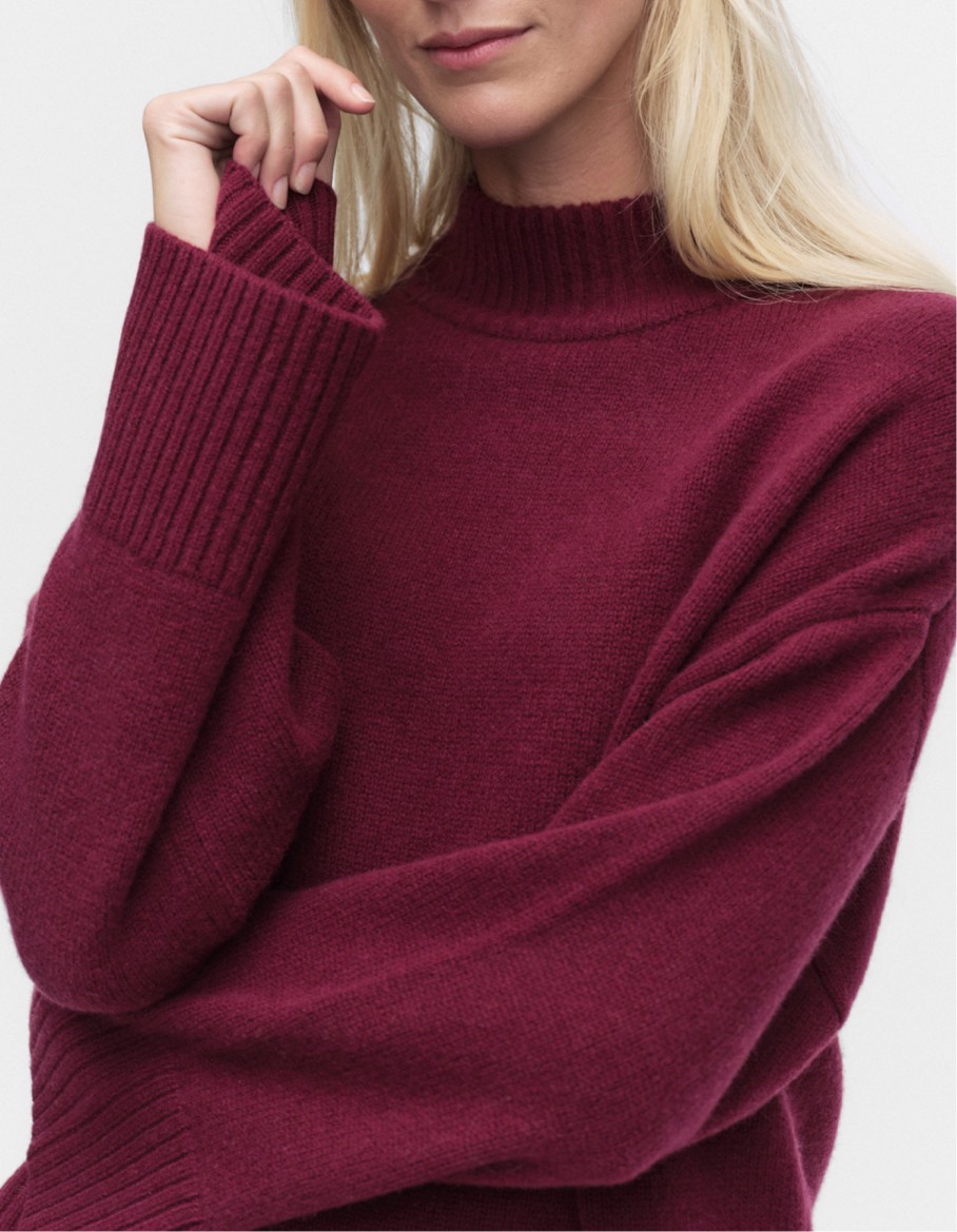 Viininpunainen neulepusero naisille