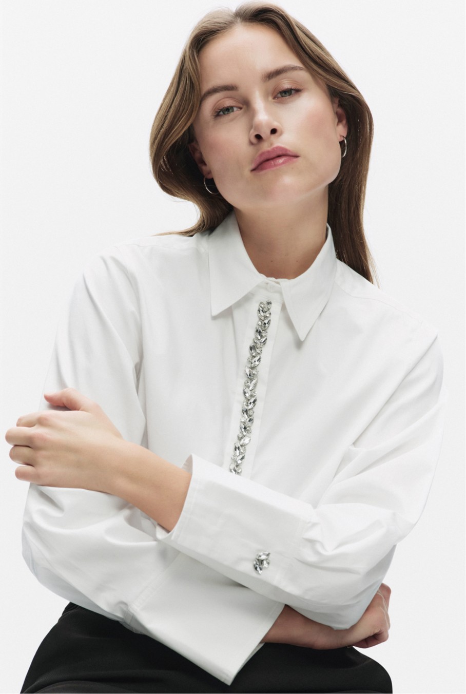 Valkoinen naisten paita, jossa on juhlava kivikoristelu napit.