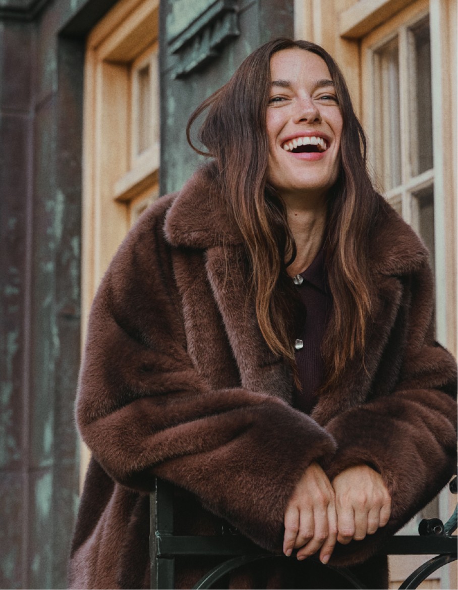 Brun jakke med immiteret pels i lækker blød kvalitet.