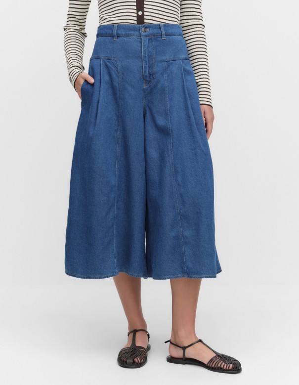 Inwear-merkin farkkuhousut, joissa on erittäin leveät lahkeet.