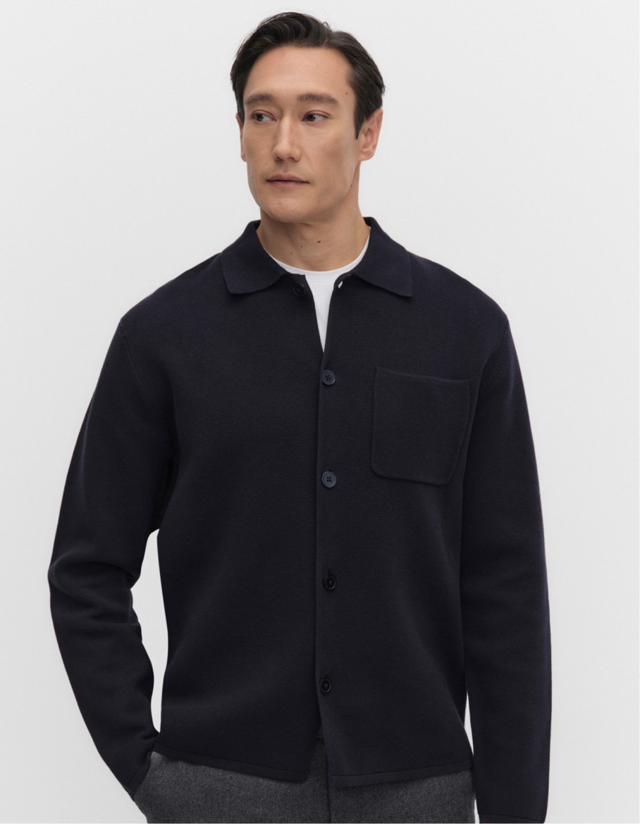 Tummansininen napillinen neuletakki miehille