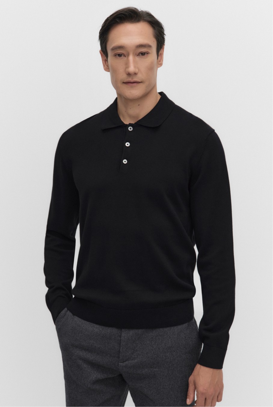 Musta neulepusero miehille.