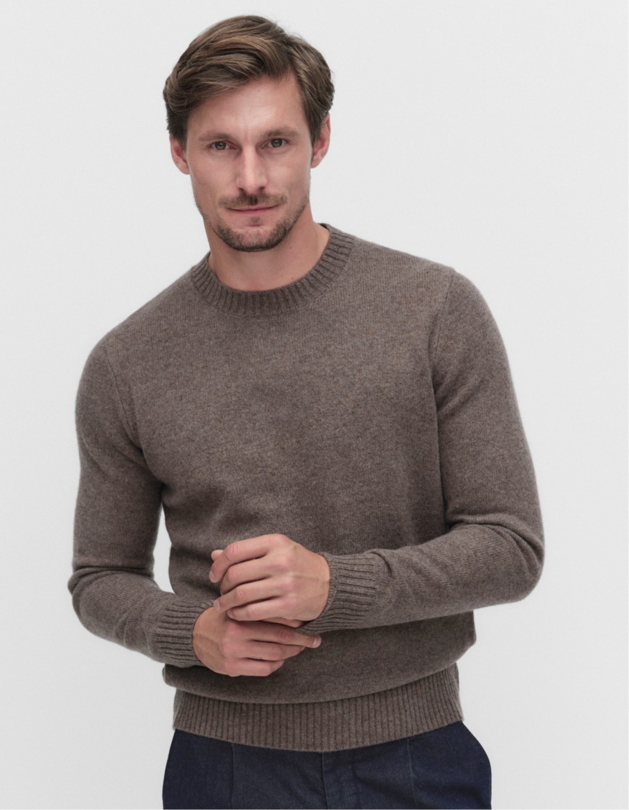 Brun striktrøje til herre.