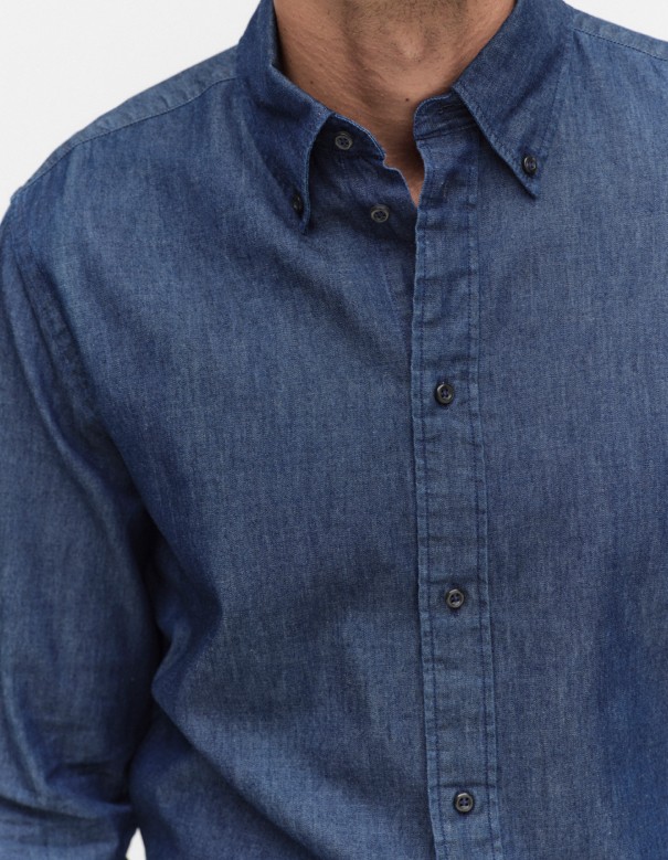 Tyylikäs ja elegantti denimpaita miehille.
