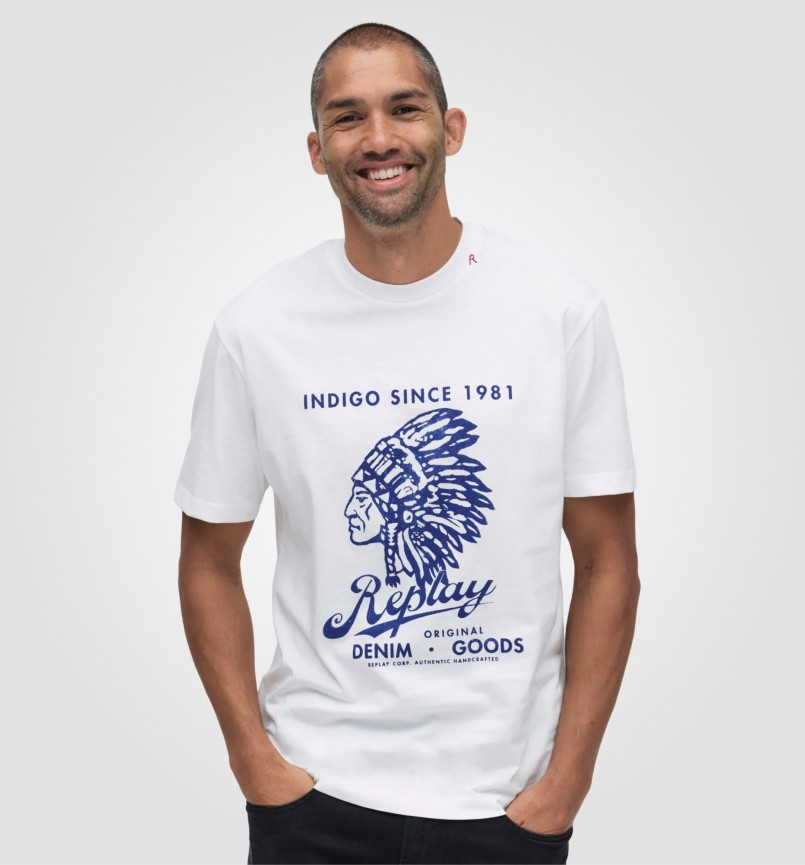 Hvid t-shirt til herre med blåt print fra Replay.