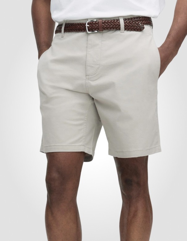 Beige lyse chino herreshorts med lommer og bæltestropper.