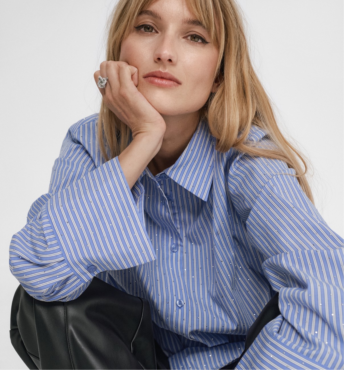 Sinivalkoinen paita naisille