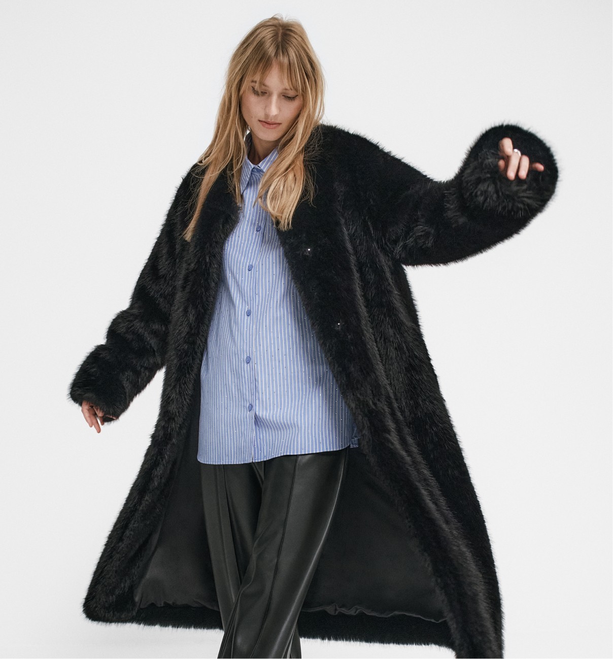 Pitkä musta takki pehmeää tekoturkista