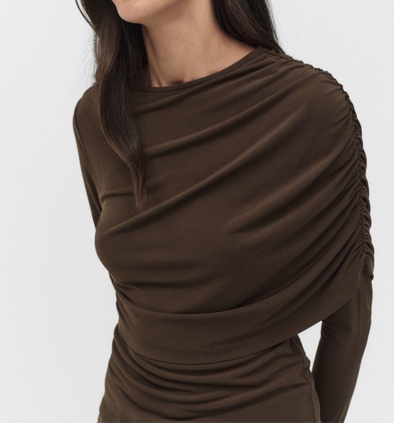 Brun tætsiddende trøje med unik detalje.