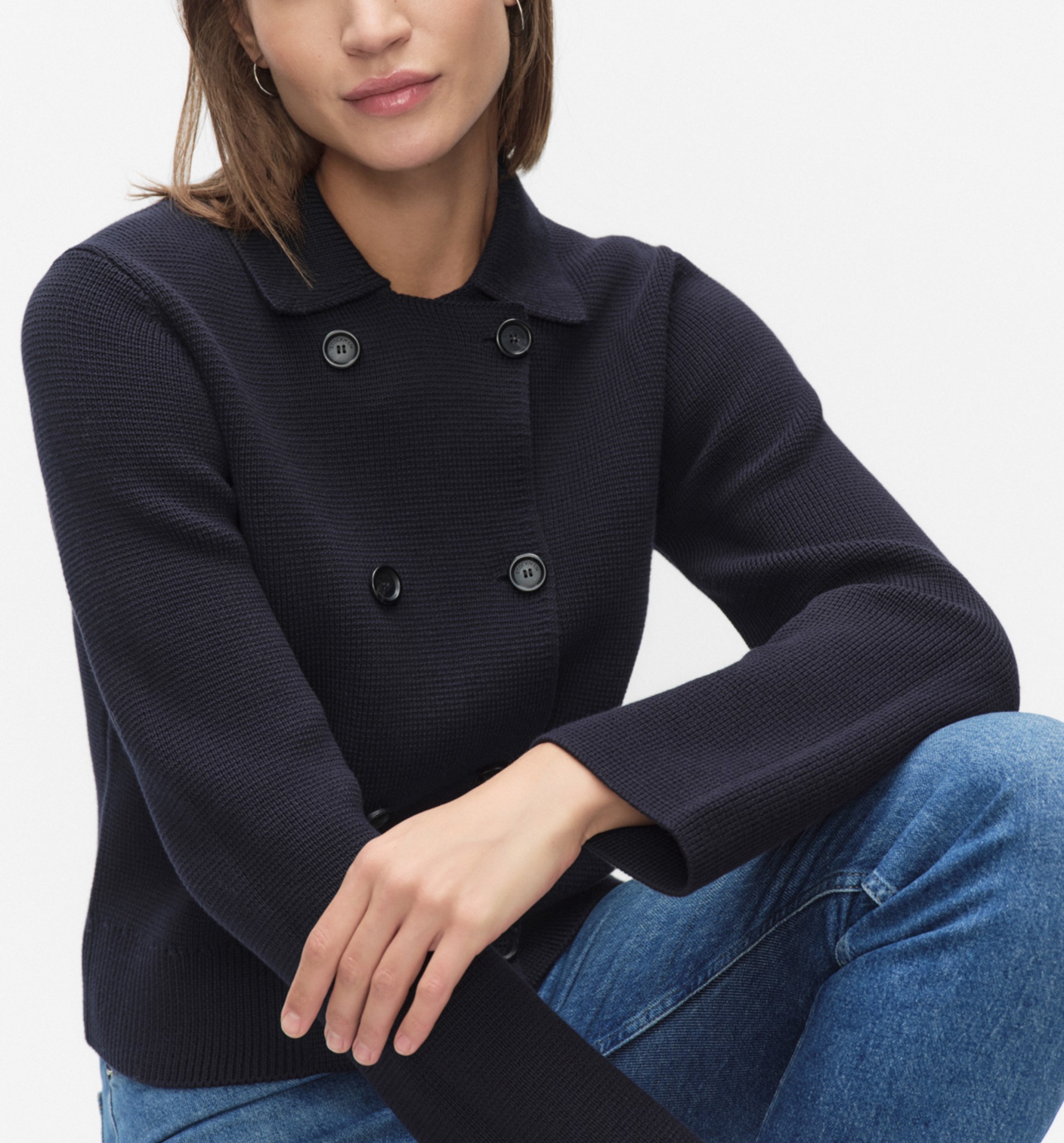 Tummansininen napillinen neuletakki naisille.