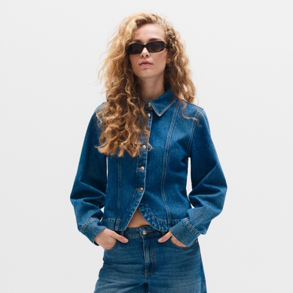 Nainen denimtakissa.