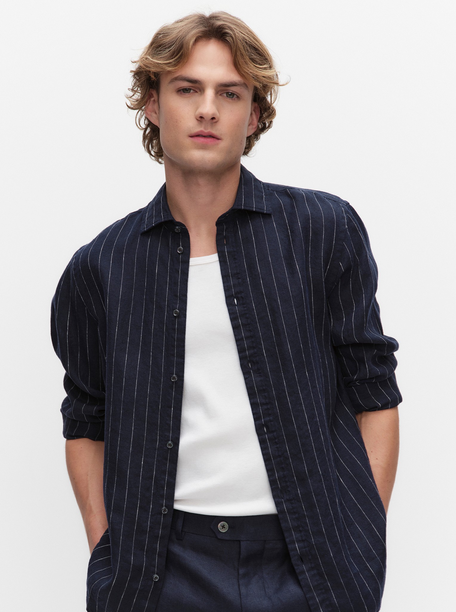 Poika, jolla on päällään tummansininen pellavapaita MQ:lta.