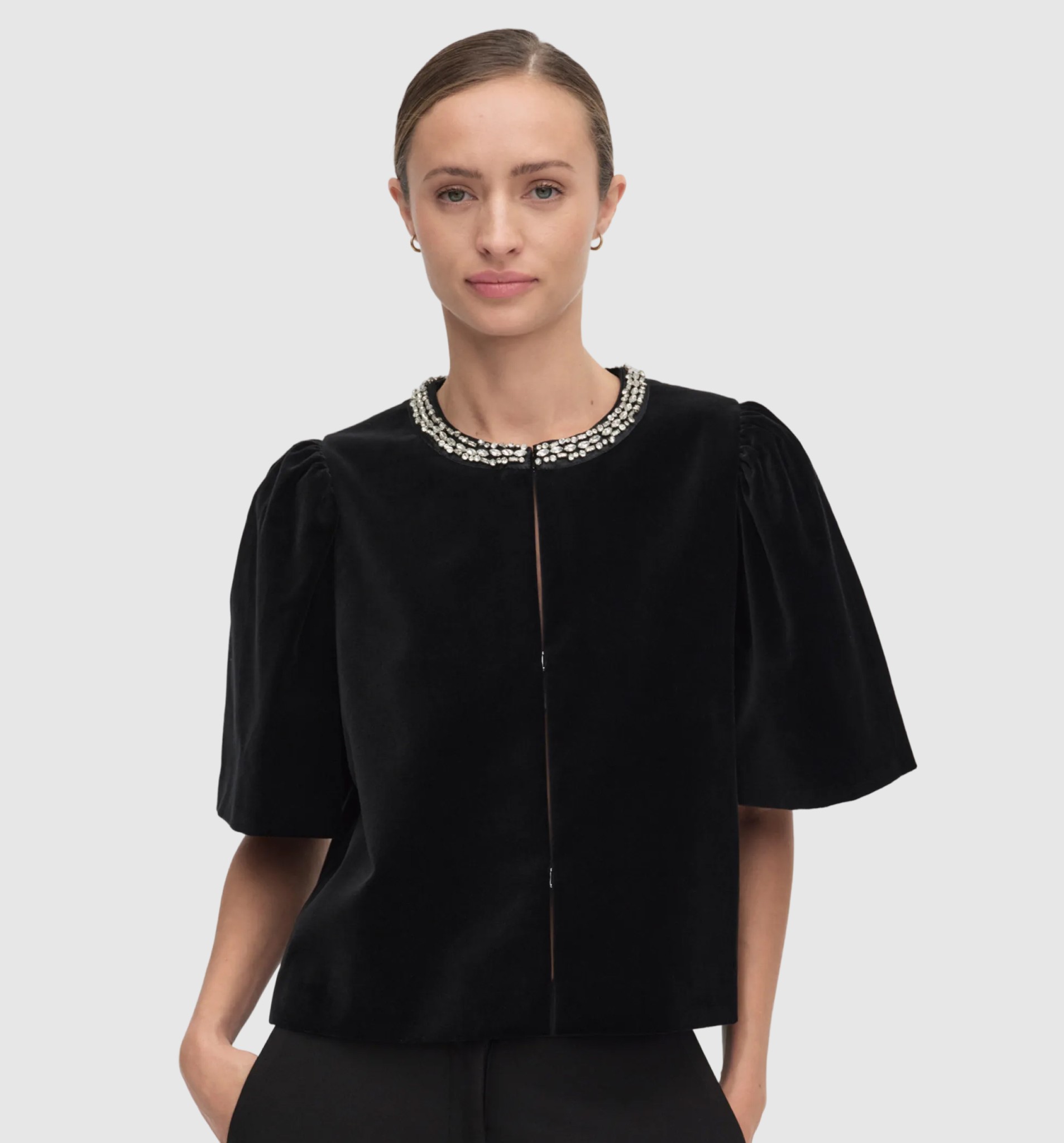 Musta juhlavainen naisten pusero.