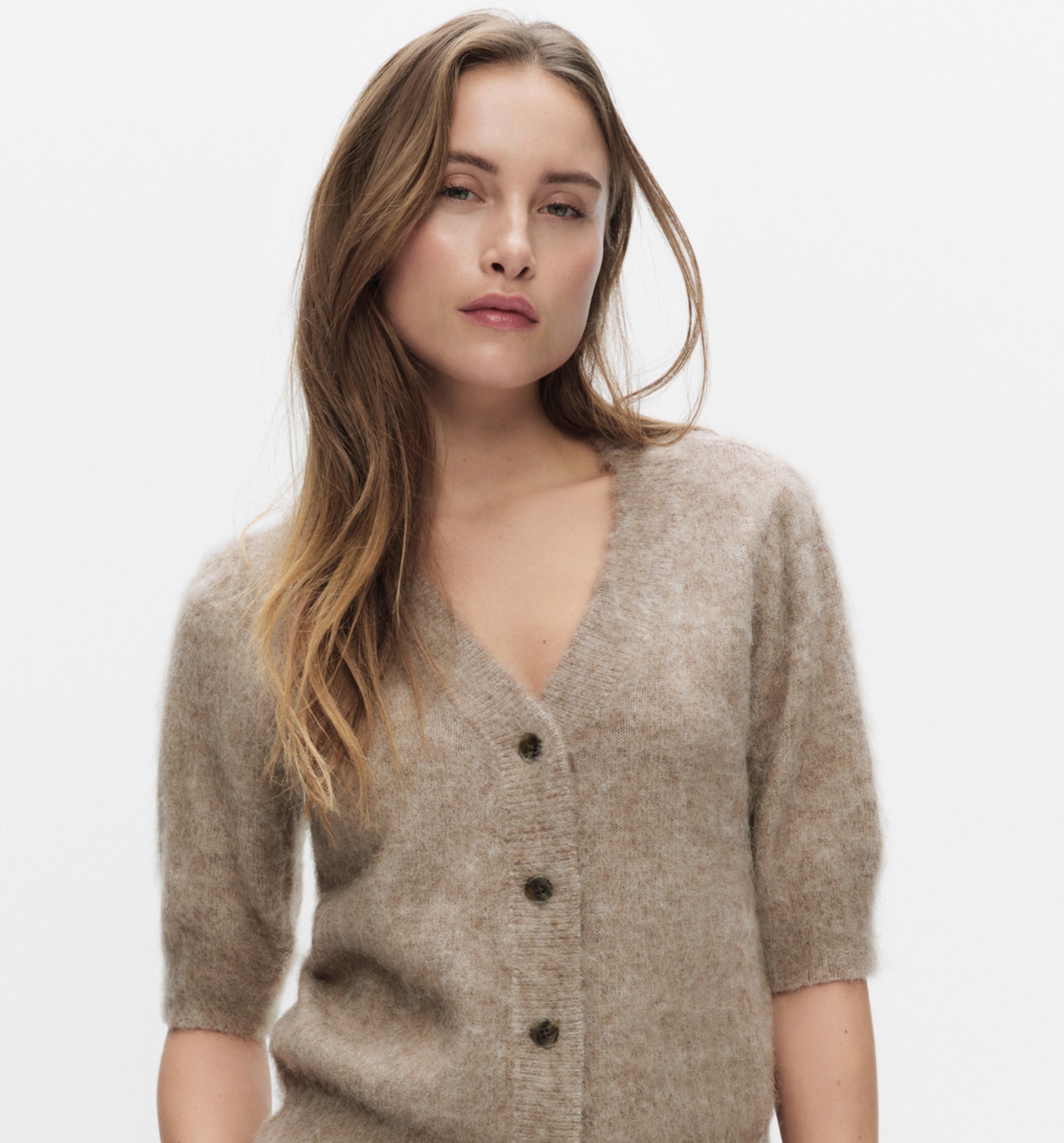 Beige lyhythihainen neulepusero naisille, V-kaulus ja napit.