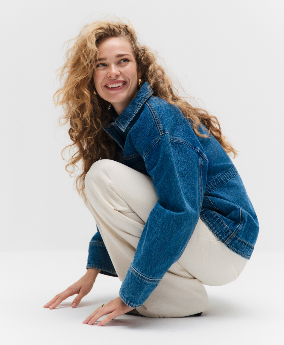 Nainen denimtakissa.