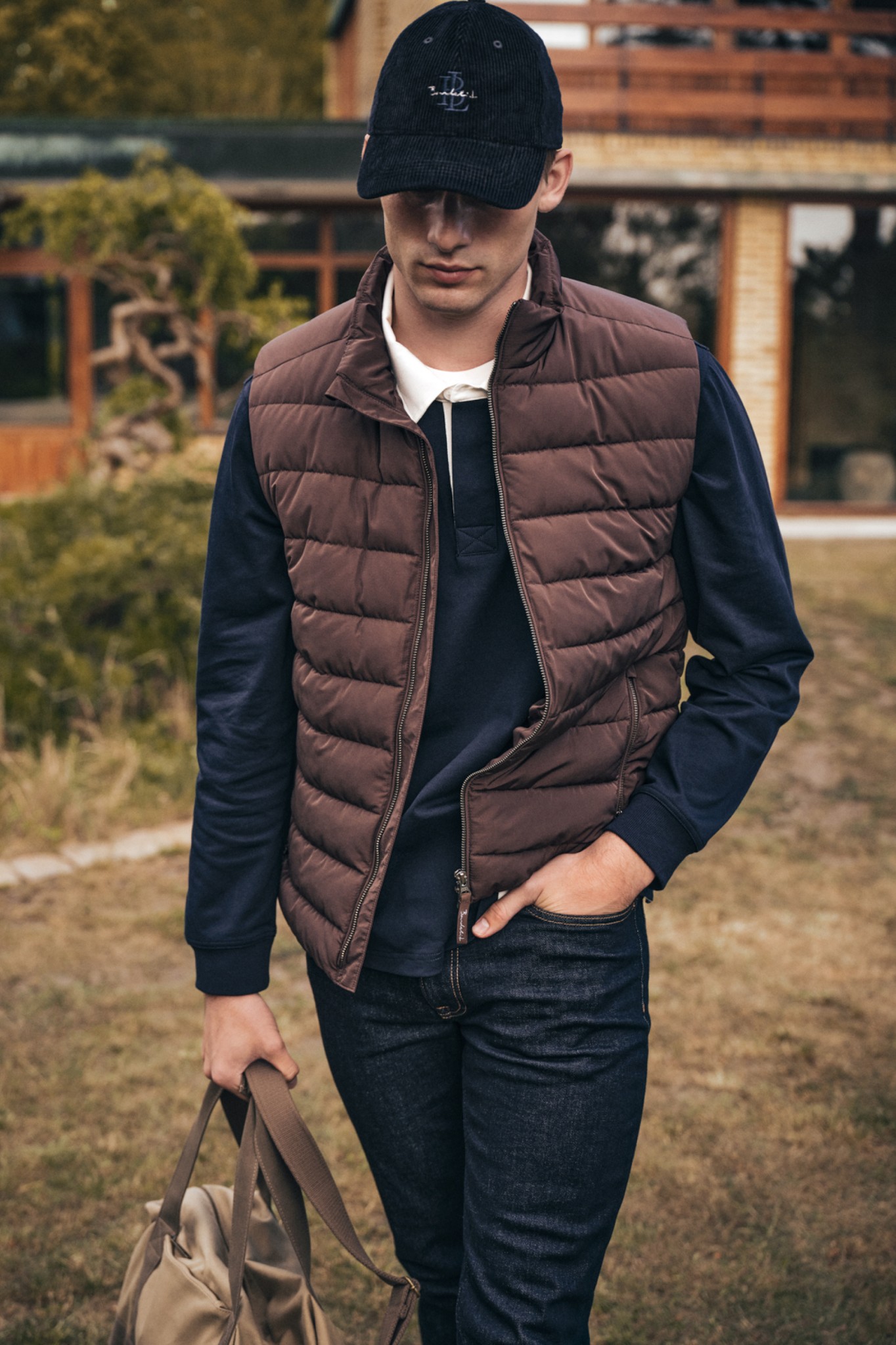 Efterårstøj til herre i. Denim og brun vest.