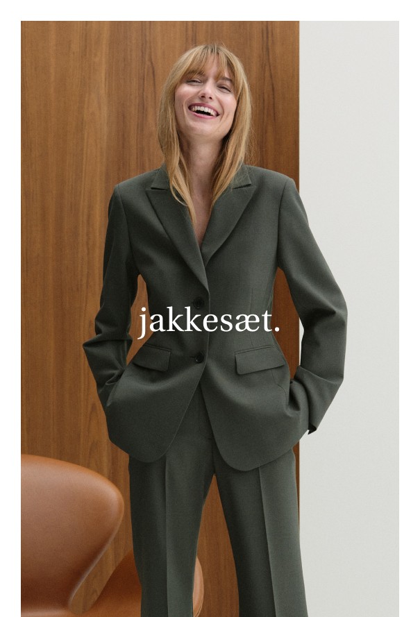 Klassisk og feminint  mørkegrønt jakkesæt til dame.