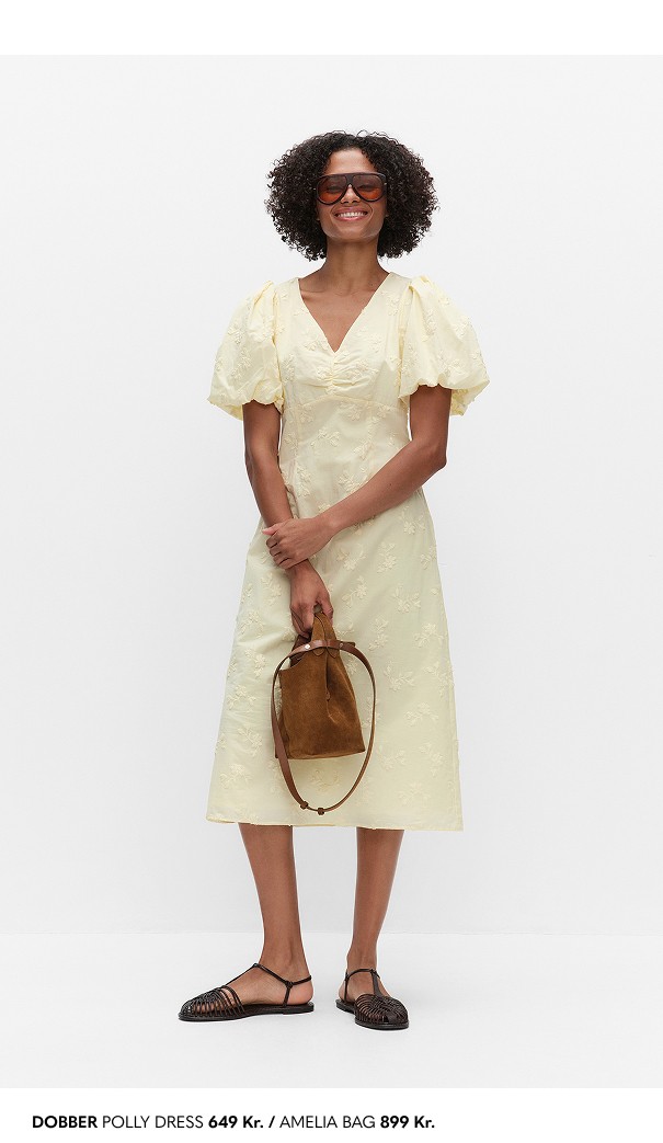 Pige i gul midikjole fra MQ Marqet.