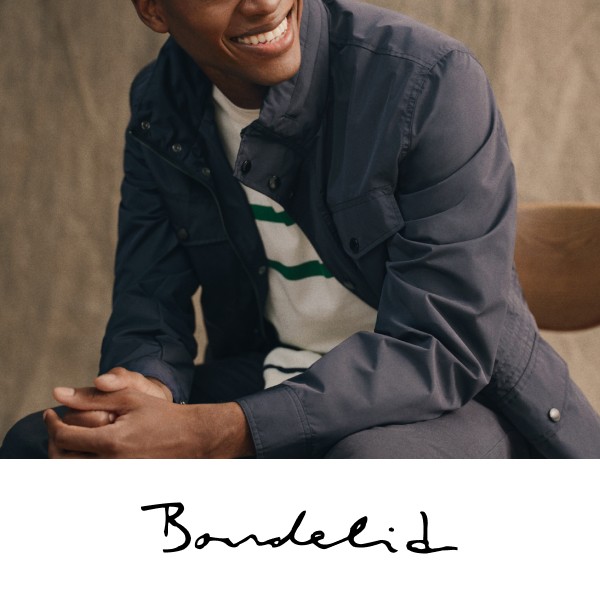 Mies, jolla on Bondelid-merkkiset vaatteet.