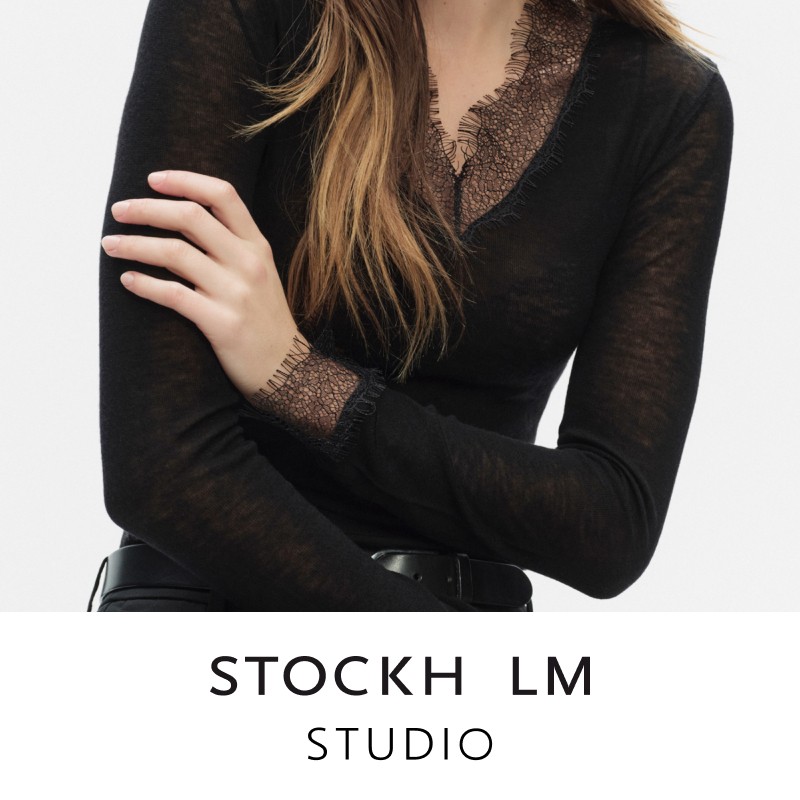 Stockh lm Studio tøjmærke. Sort trøje i tynd strik med blonder.