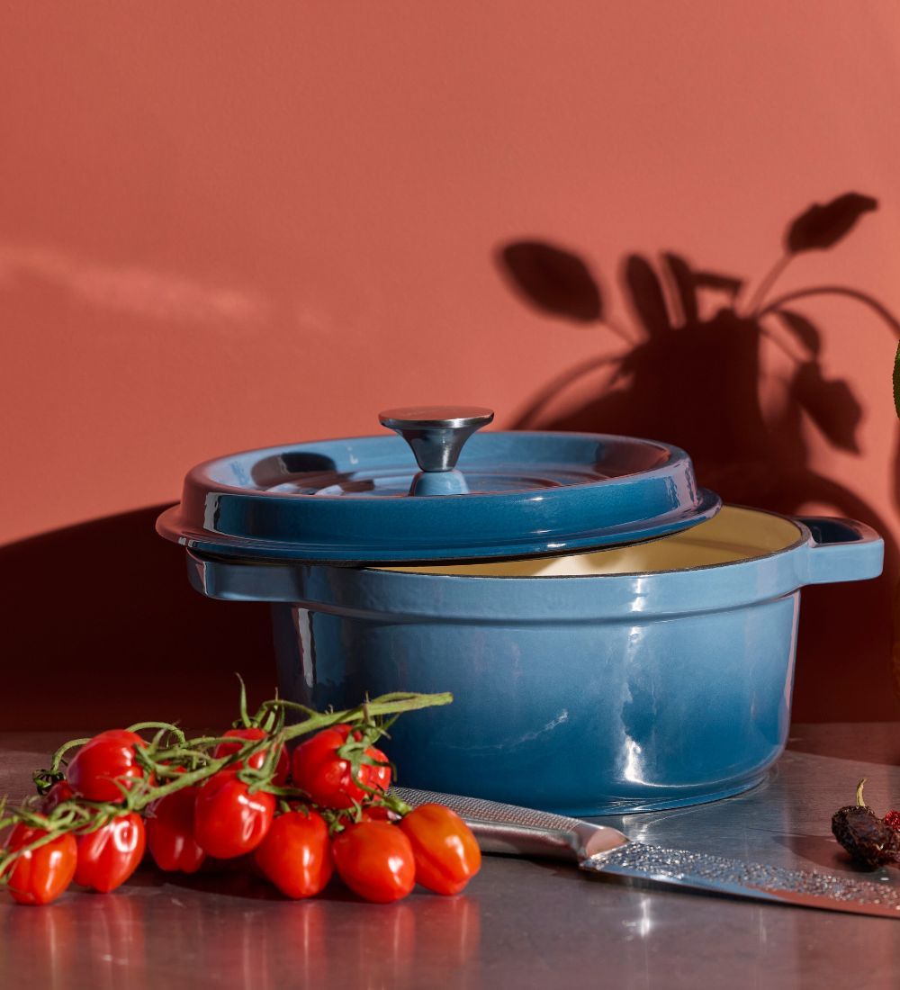 En blå gjutjärnsgryta