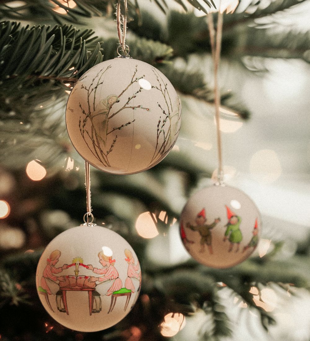 Tre fina julgranskulor från Design House Stockholm med Elsa Beskow motiv
