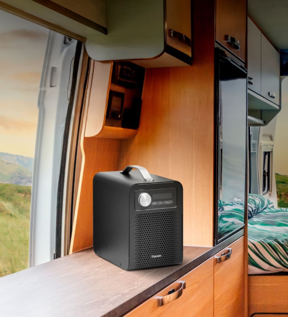En svart Ozoneair Clean i en husbil