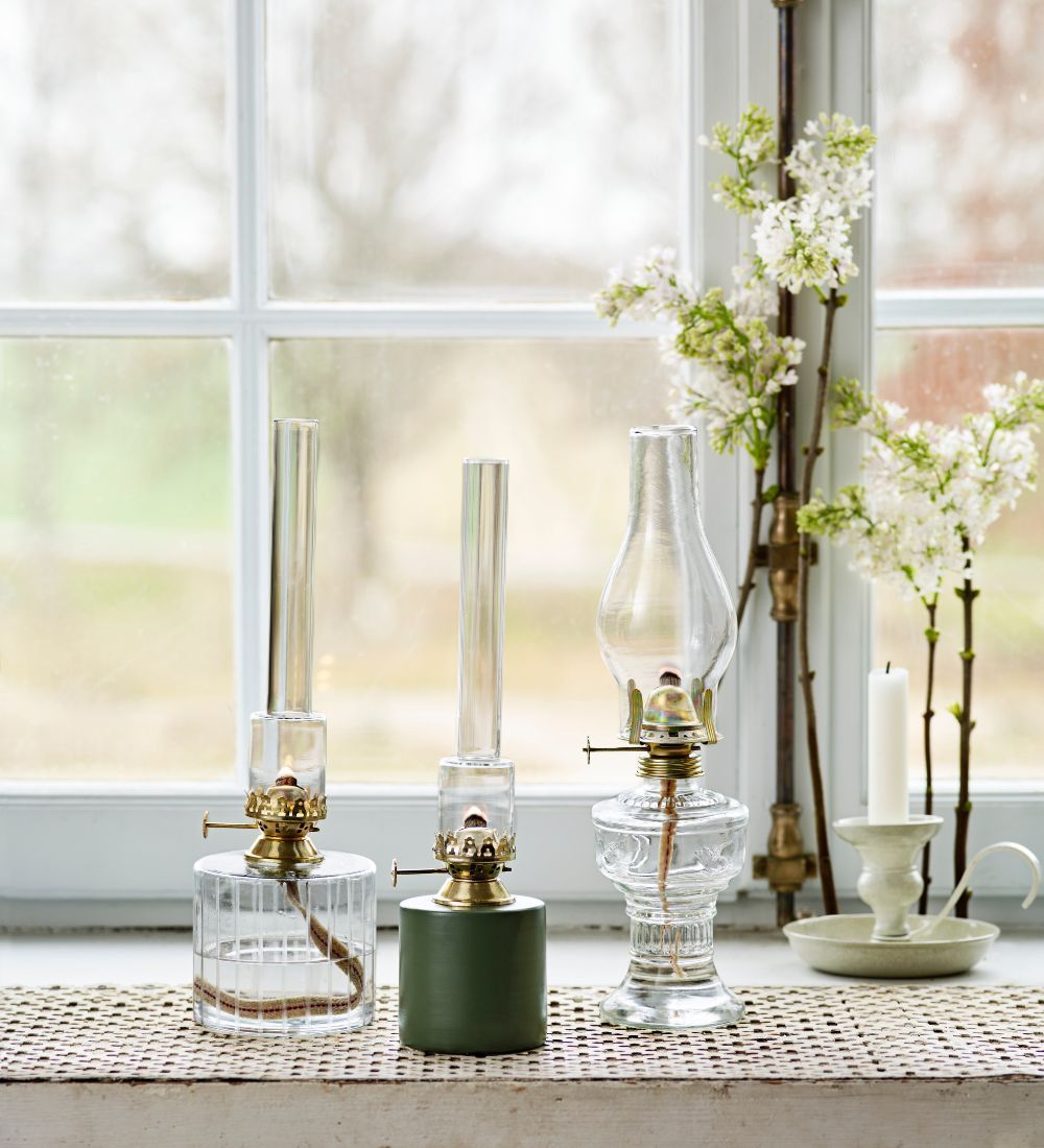 två beiga fotogenlampor på ett marmorbord