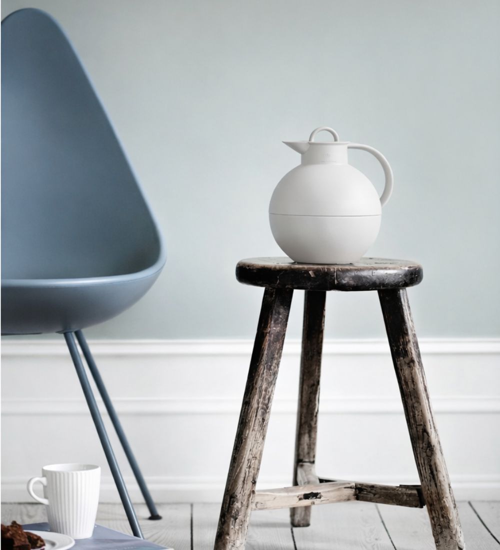 Ett grå termoskanna ståendes på en pall