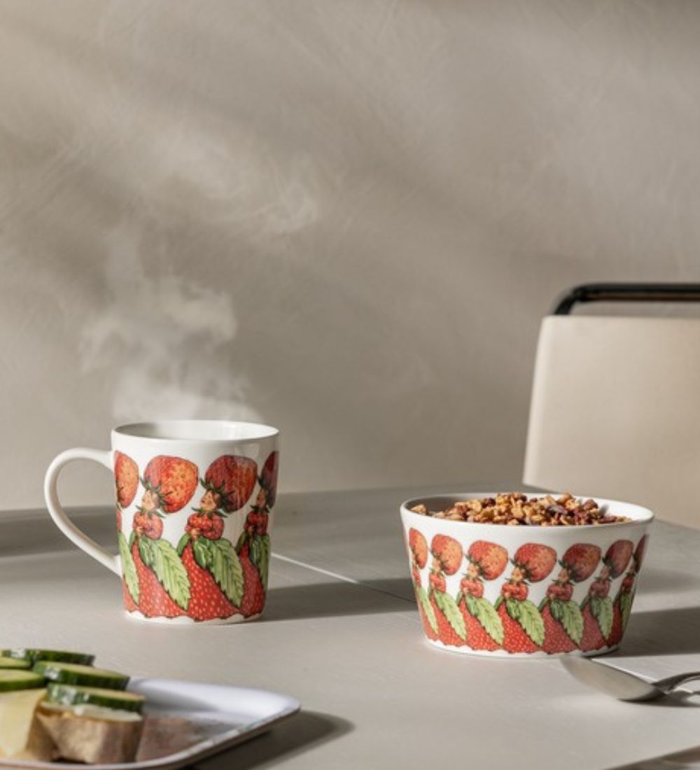 En mugg och en skål från Design House Stockholm med Elsa Beskow motiv