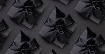 Foto i svarta detaljer med presenter i helsvart med svarta snören