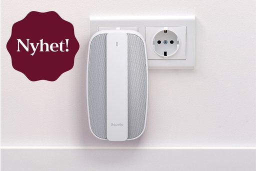 En vit apparat sittandes i ett kontaktuttag i väggen